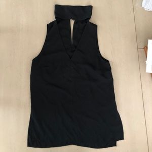Sleeveless black choker collar top